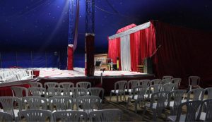Imagen del escenario de Alpha Circus con sus sillas