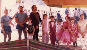Fotografía antigua con varios componentes de Alpha Circus, entre ellos hay adultos y niños vestidos con la ropa típica de sus espectáculos